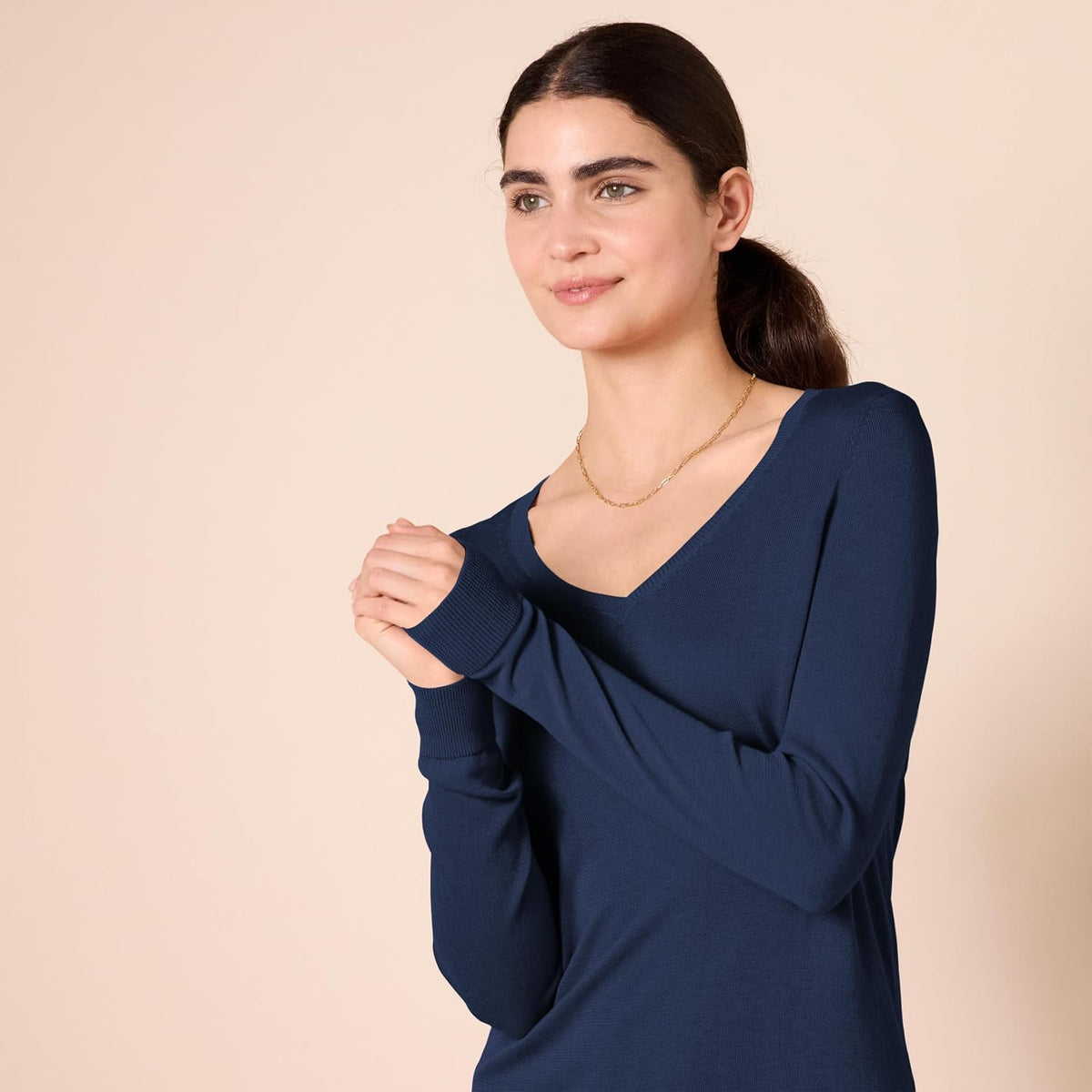 Amazon Essentials Women's Regular-Fit Lightweight Long-Sleeve V-Neck Sweater, Ribbed, Cozy Soft (Available in Plus Size)