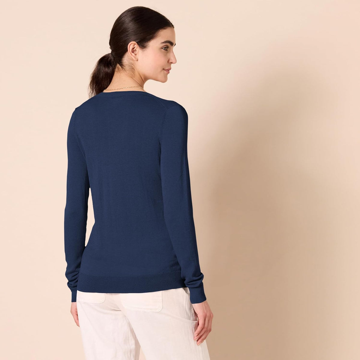 Amazon Essentials Women's Regular-Fit Lightweight Long-Sleeve V-Neck Sweater, Ribbed, Cozy Soft (Available in Plus Size)