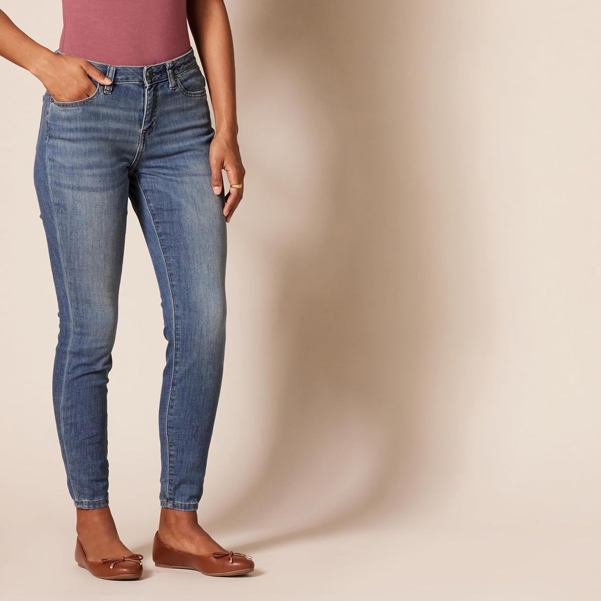 Amazon Essentials Women's Stretchy Mid Rise Curvy Skinny Jeans